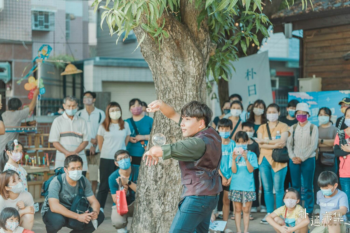 市集當日也有街頭藝人表演團隊、魔幻出鴿秀、特技打鼓秀、大提琴演奏、吉他彈唱輪番演出。 圖：嘉義縣政府／提供