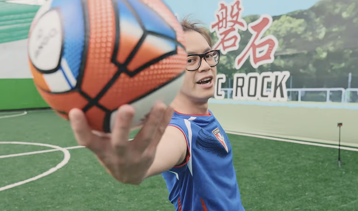 網紅Howhow親拍影片推廣在台足球運動。 圖：翻攝自HowFun YT頻道