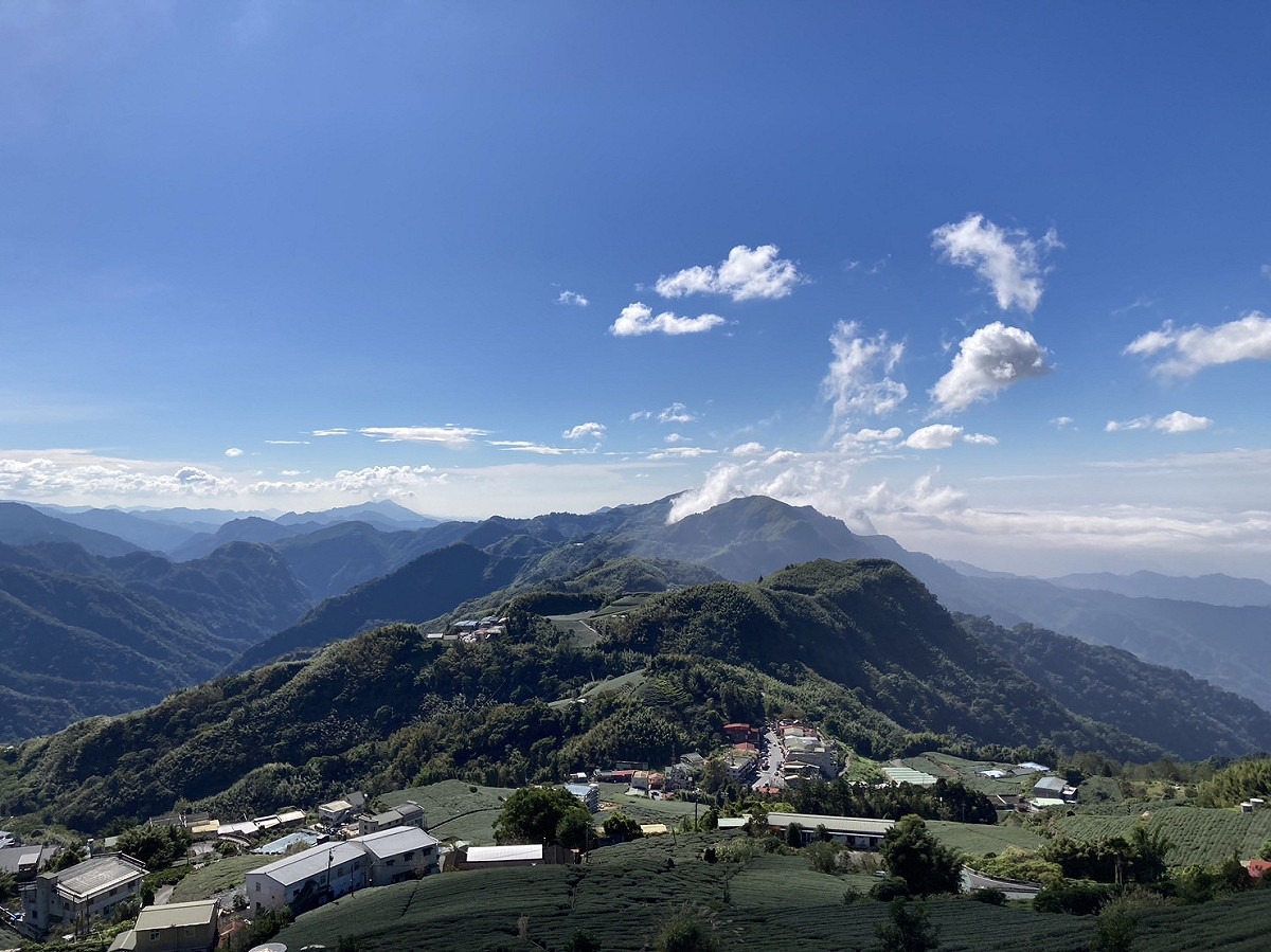 聯外道路培仔桶林道可遠眺石棹聚落及群山。 圖：嘉義林區管理處／提供