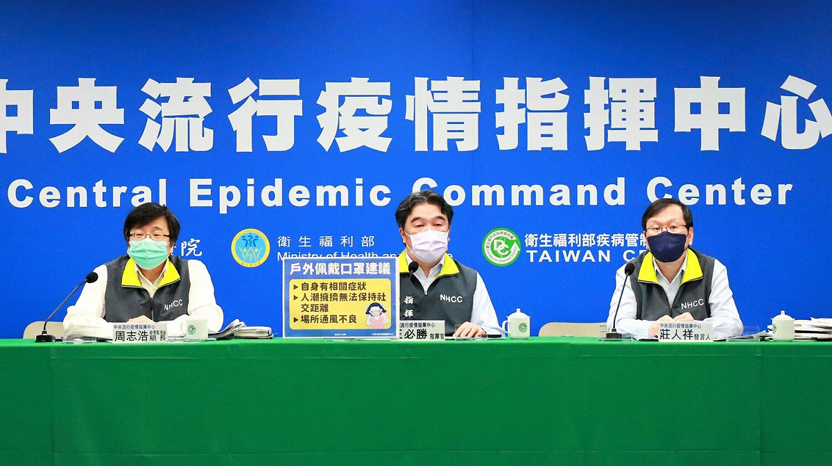 指揮官王必勝今於記者會上說明羅一鈞近況，並心疼表示羅一鈞也工作這麼久了，難得有機會休。 圖：中央流行疫情指揮中心／提供