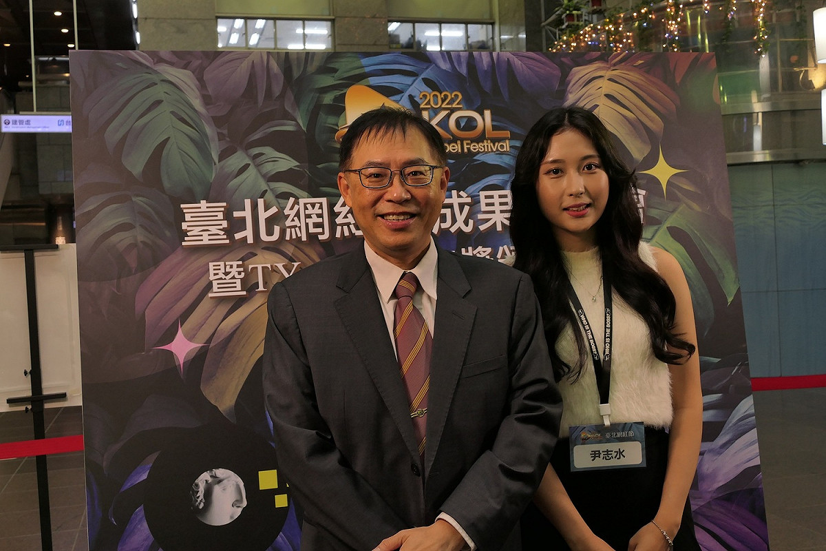 醒吾科大校長陳義文（左一）恭喜韓國交換生尹志水榮獲得TY Star網紅獎星星組人氣獎。 圖：醒吾科大提供