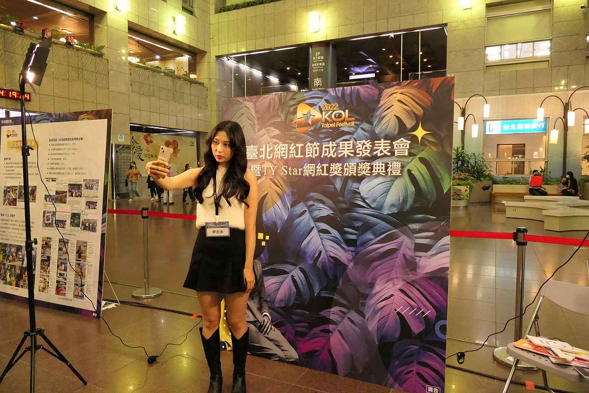 醒吾科大韓國交換生尹志水脫穎而出榮獲得TY Star網紅獎星星組人氣獎，興奮的在現場拍照留念。 圖：醒吾科大提供