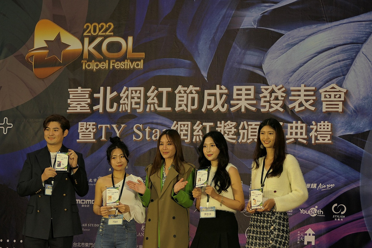 醒吾科大韓國交換生尹志水開心的上台領取TY Star網紅獎星星組人氣獎。 圖：醒吾科大提供