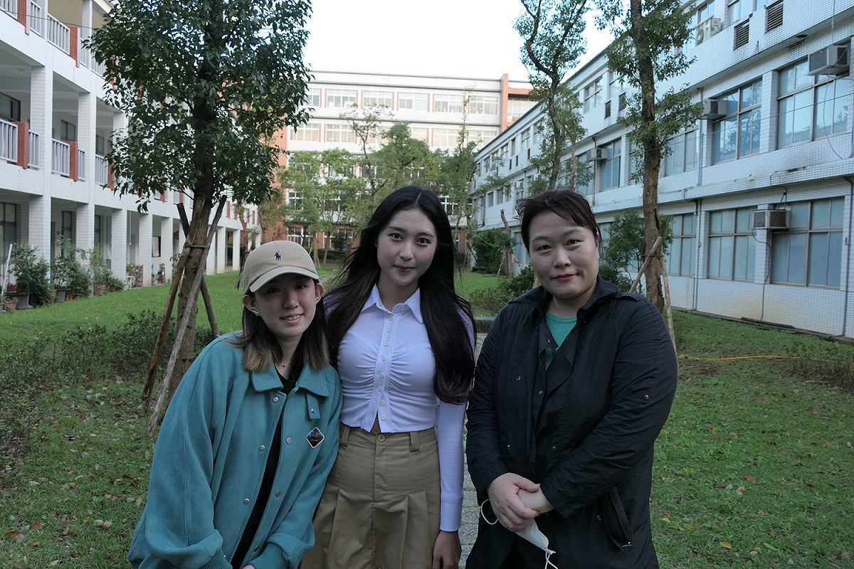 醒吾科大韓國交換生尹志水、老師金聖姬（右一）及表藝系同學鄭㳖㳖（左一）在醒吾校園合影。 圖：醒吾科大提供