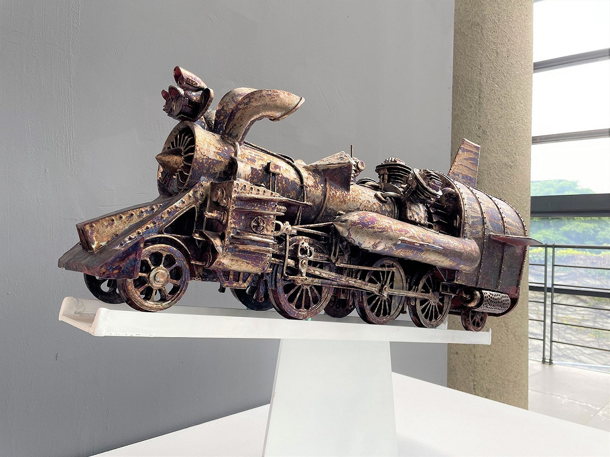 陶瓷蒸汽火車一直是謝嘉亨陶藝創作的鮮明物件，圖為《穿梭者》。 圖：鶯歌陶瓷博物館提供