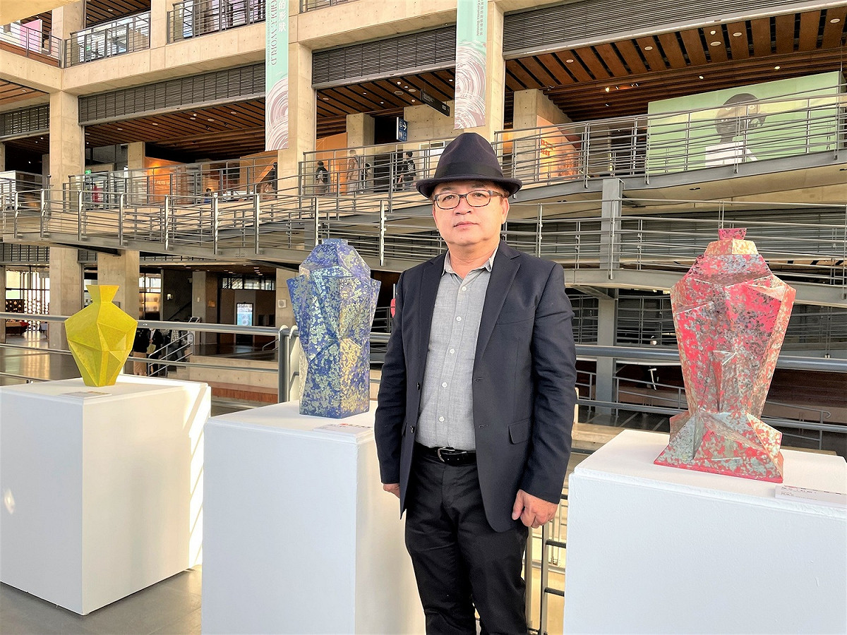 《摩艾》系列作品，展現斑斕如虹的迷人色彩魅力。 圖：鶯歌陶瓷博物館提供