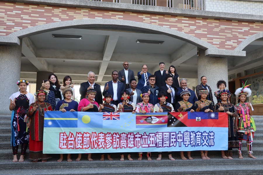 6國大使走訪五福國中。 圖：高雄市教育局提供