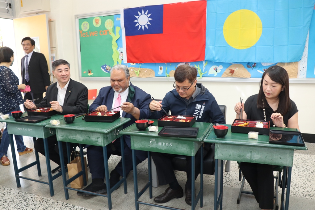 謝文斌(右二)與來賓共享營養午餐。 圖：高雄市教育局提供