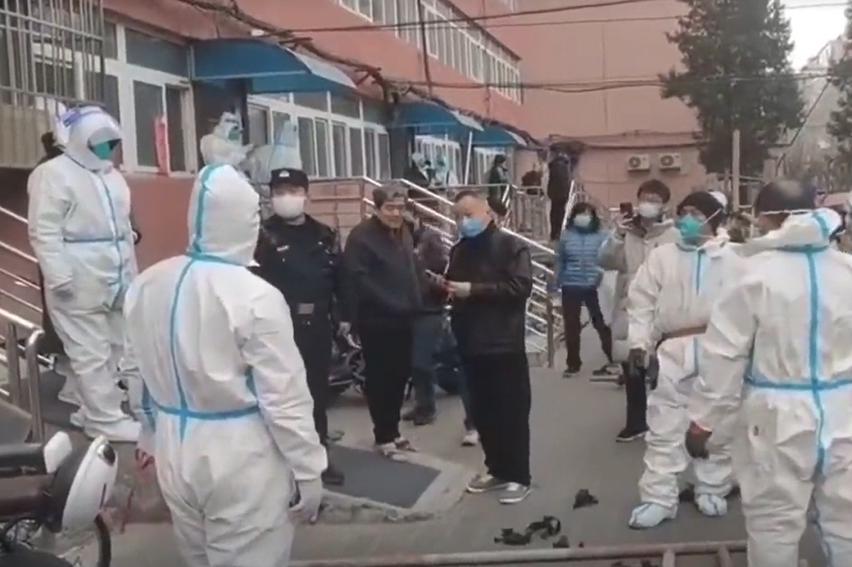 北京目前快篩陽性人數過多，加上防疫人員與醫生都被感染，導致眾多醫院急診關閉、通報系統混亂，讓許多確診者家屬也搞不清楚狀況。 圖:翻攝自推特