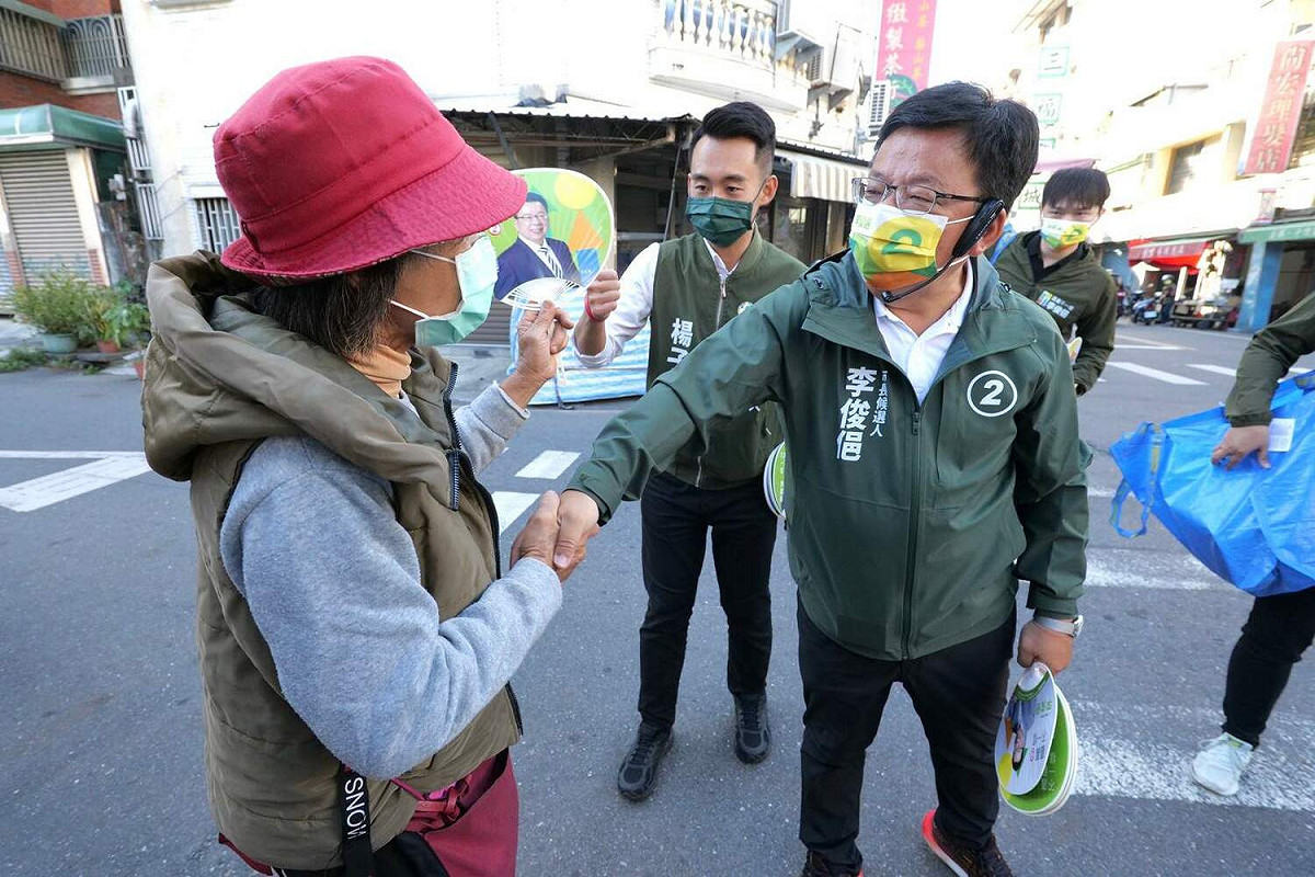 今天民主少年彰化新科議員楊子賢陪同李俊俋掃街拜票。 圖：李俊俋競選總部/提供
