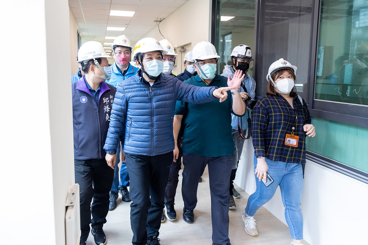 侯友宜視察「佳和公園新建幼兒園與公托中心暨共構地下停車場統包工程」。 圖：新北市新聞局提供