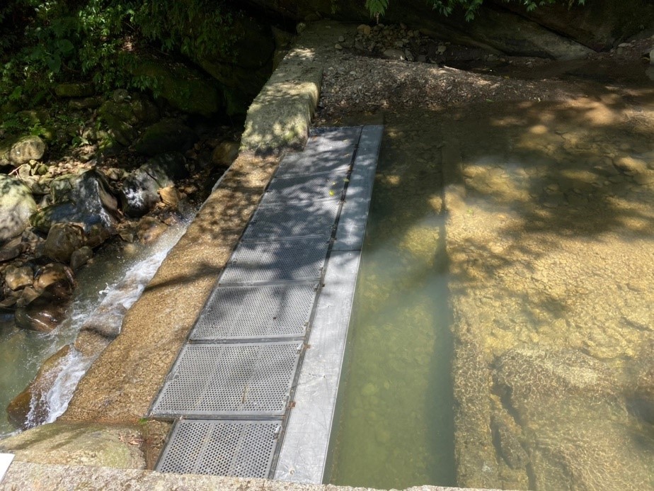 水源頭不鏽鋼沖孔網蓋可過濾大於孔洞的垃圾。 圖：新北市水利局提供