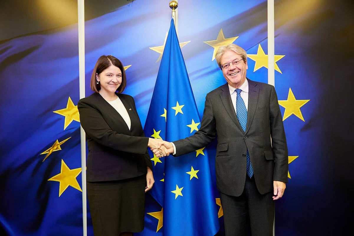 立陶宛財政部長薩卡萊特（左）與歐盟經濟專員金帝洛尼，在本月初會面交流。 圖：翻攝自薩卡萊特推特