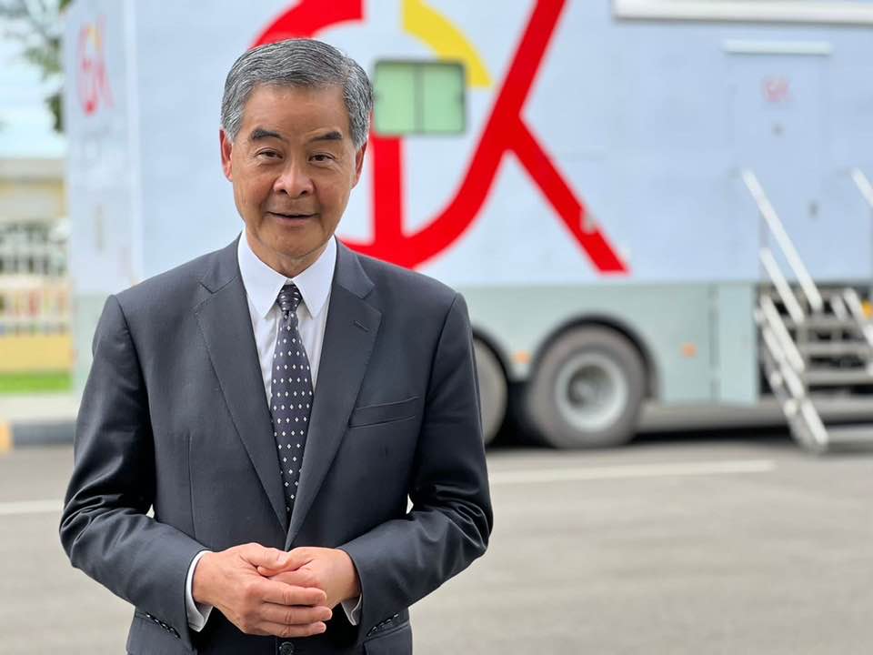 香港前特首本月初前往新加坡與柬埔寨訪問，回港後在機場核酸檢測確診。 圖：翻攝自梁振英臉書