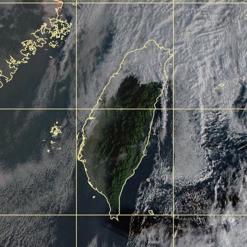 從衛星雲圖來看南北雲層有2分界。 圖：取自鄭明典臉書