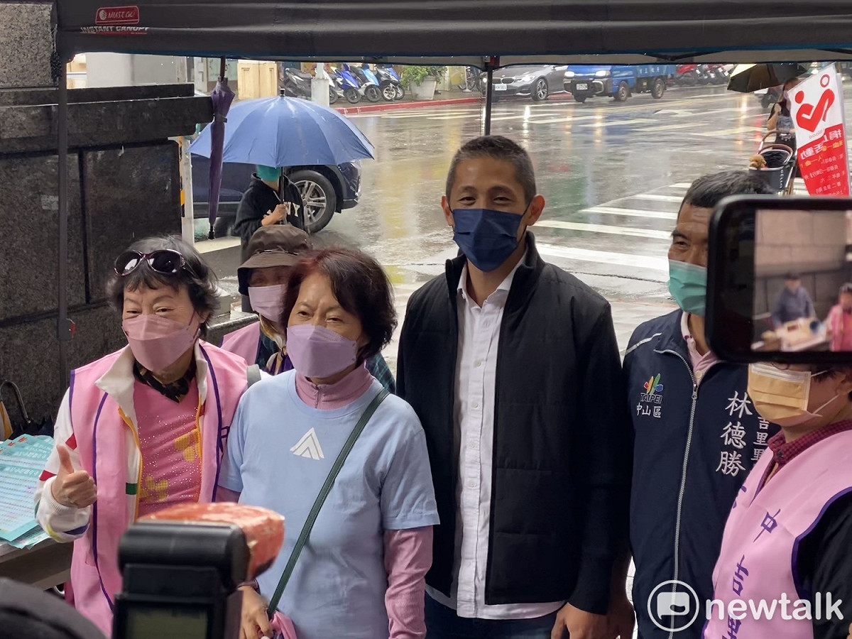 民進黨立委參選人吳怡農上午出席中吉里捐血活動。 圖：周煊惠 / 攝