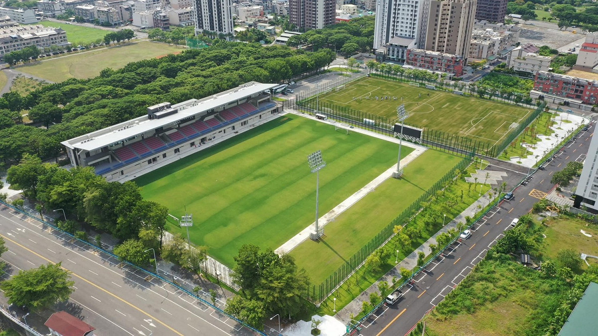 高雄市立楠梓文中足球場。 圖：翻攝自高市運發局臉書（資料照）