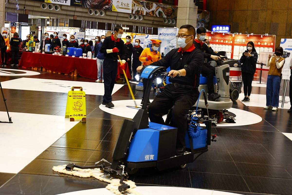 防疫消毒全自動收納拖地作業車及150公升掃洗兩用車現場操作。 圖：台鐵／提供