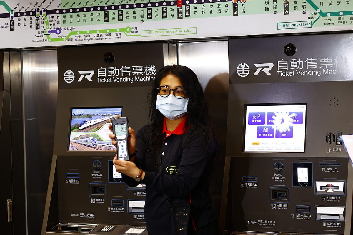 清潔人員每半小時針對旅客重點接觸地區進行消毒，如售票機、廁所等地，接著再透過ATP冷光儀檢測落菌數。 圖：台鐵／提供