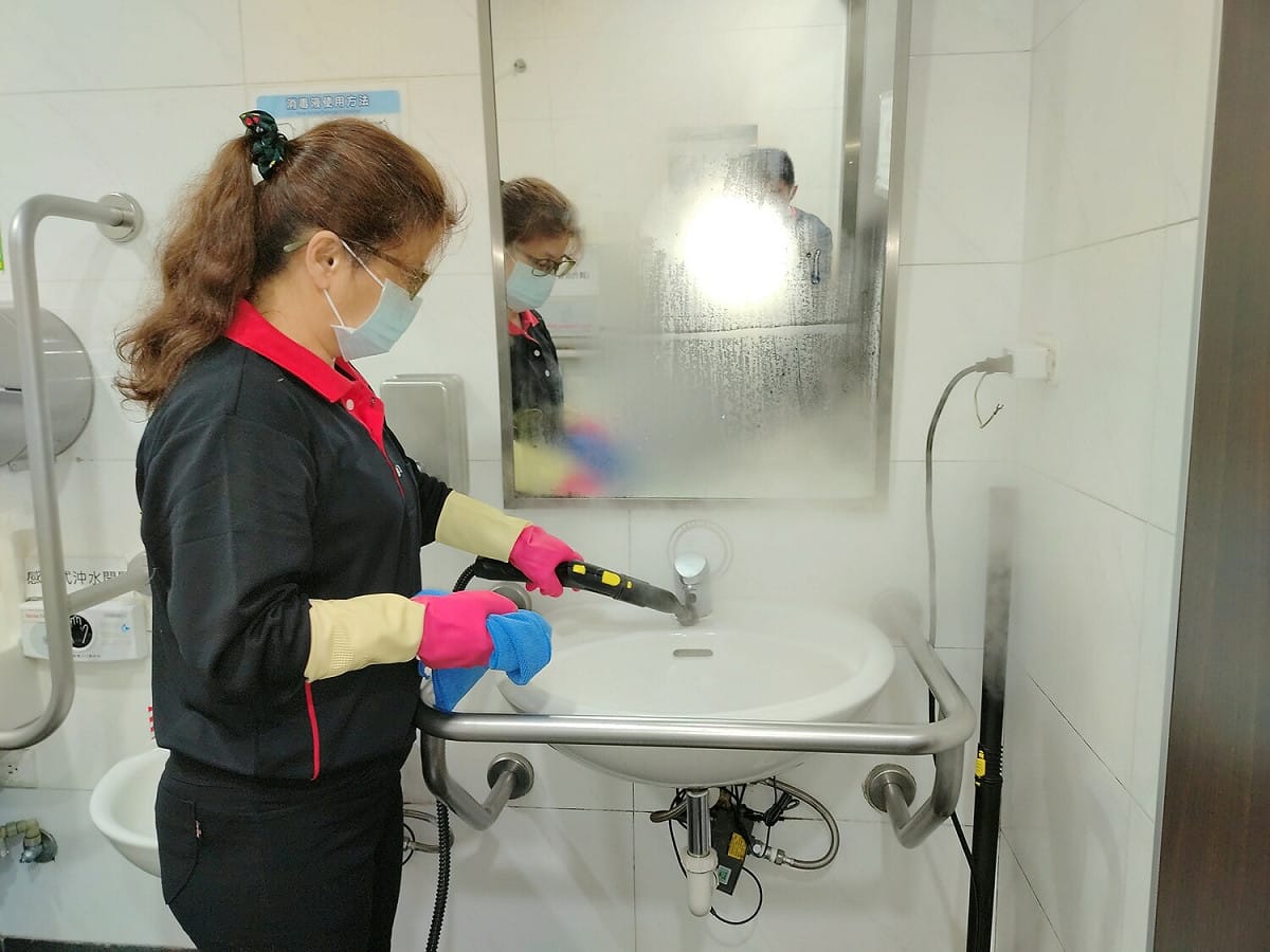 蒸氣消毒廁所洗手台、馬桶。 圖：台鐵／提供