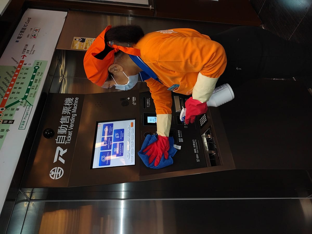 台鐵清潔人員每半小時針對旅客重點接觸地區進行消毒，如售票機、廁所等地。 圖：台鐵／提供