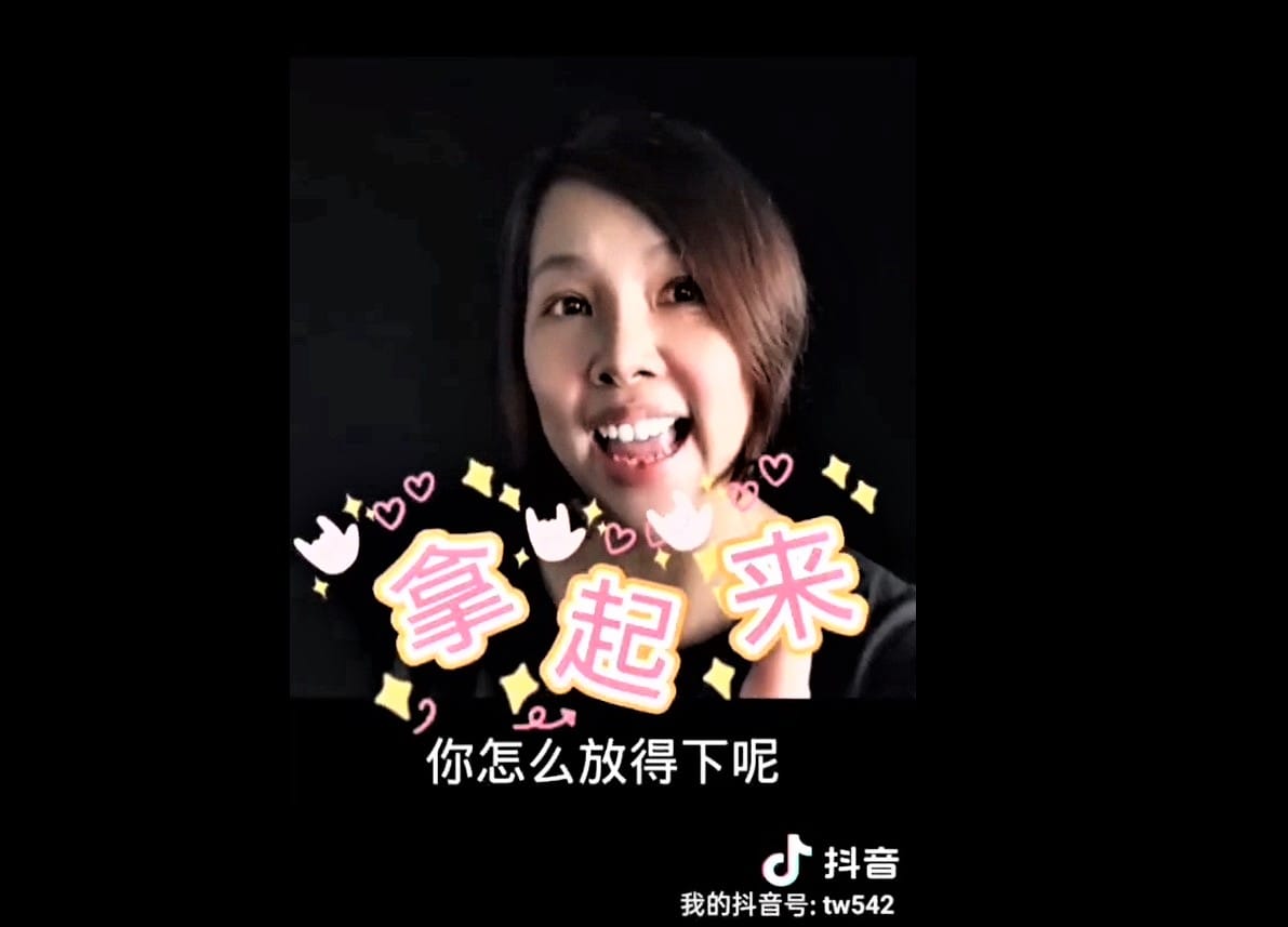 醒吾校友吳素娥在大陸長期經營抖音，進行學生心理諮商的服務。 圖：醒吾科大提供