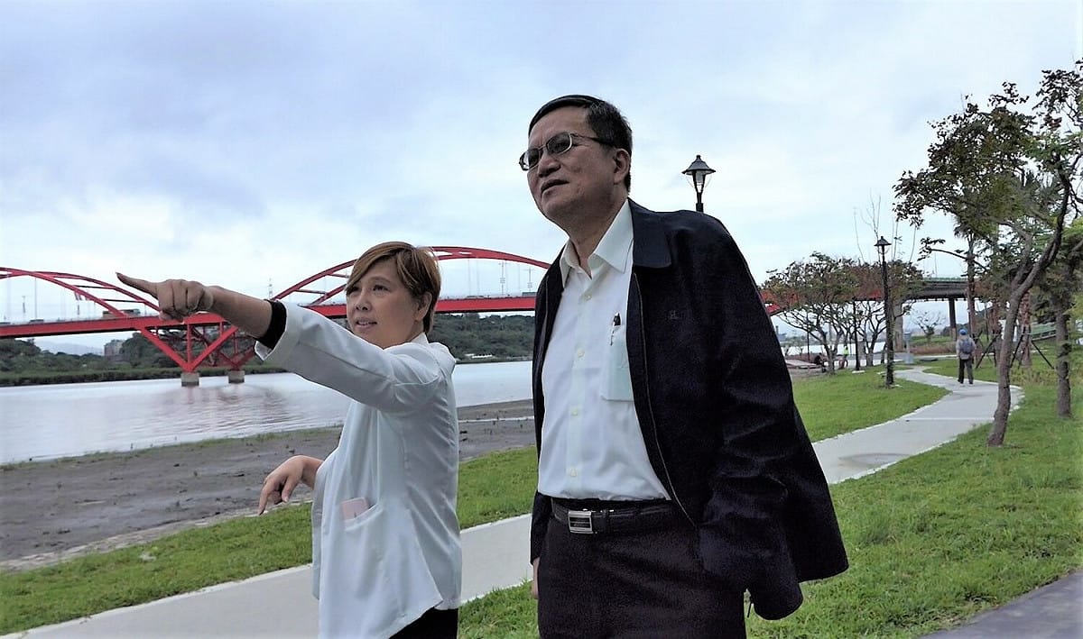 醒吾傑出校友吳素娥（圖左）向醒吾科大公共事務中心主任郭石城表示，她非常喜歡在八里左岸散步感受異國的浪漫風情。 圖：醒吾科大提供
