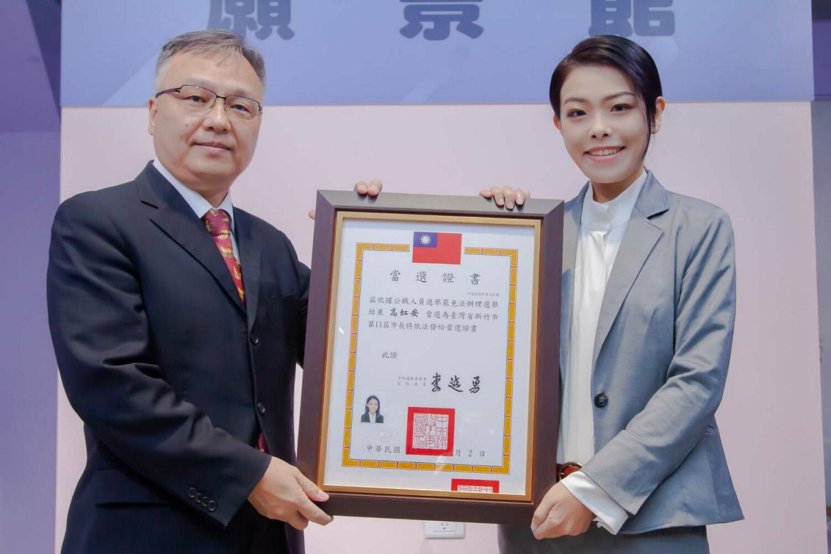 新竹市長當選人高虹安今接下當選證書。 圖：高虹安辦公室 / 提供