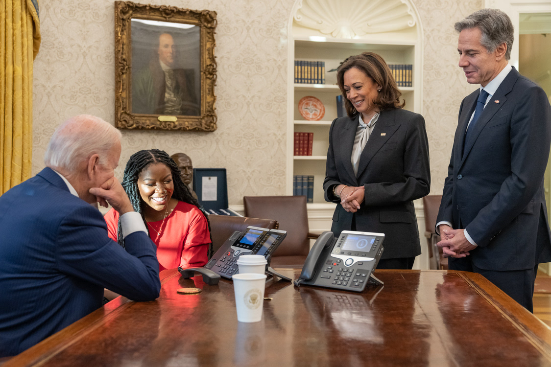 美國總統拜登（Joe Biden）與格林納（Brittney Griner）通話，身旁是格林納妻子雪瑞兒（Cherelle Griner）、副總統賀錦麗（Kamala Harris）、國務卿布林肯（Antony Blinken）。 圖：翻攝自拜登推特