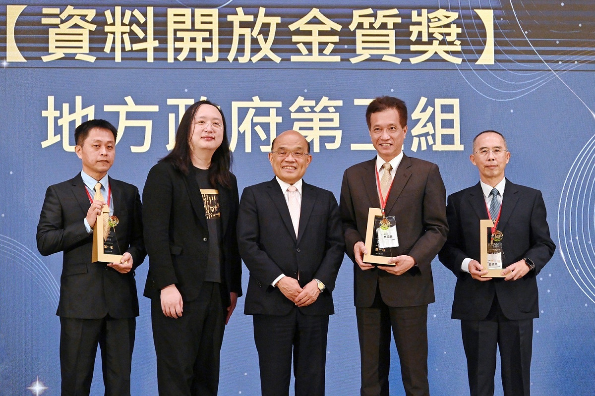 數位發展部長唐鳳（左2）今（９）天出席2022年度全國資訊主管聯席會暨政府資料開放頒獎典禮，離開前接受媒體詢問抖音相關議題。 圖：行政院提供
