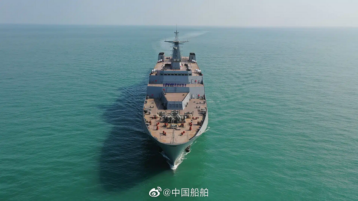 中國出口型 071 E登陸艦海試情形 圖：翻攝中國船舶微博