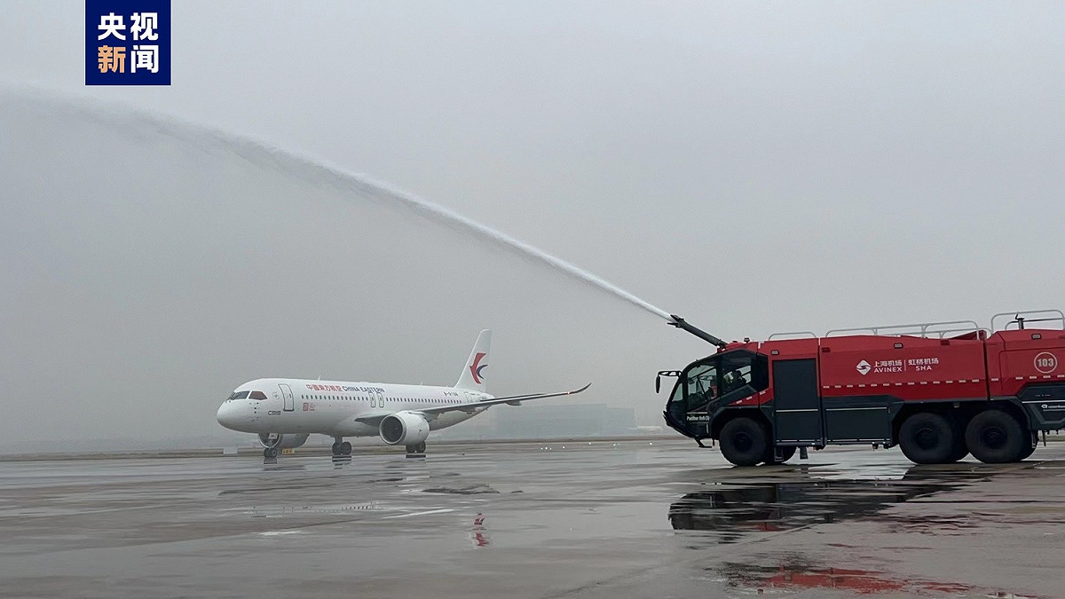 中國首架自產大型客機C919客機交付過水門。 圖：翻攝自央視新聞