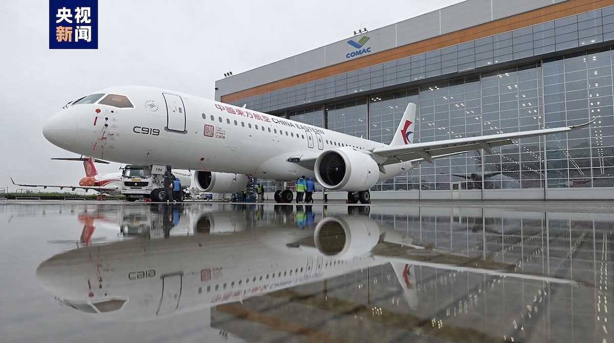 中國首架自產大型客機C919交付東方航空。 圖：翻攝自央視新聞