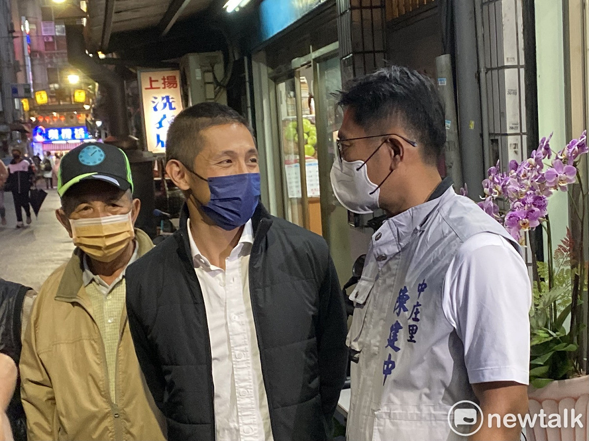 民進黨立委參選人吳怡農、中庄里里長陳建中。 圖：周煊惠 / 攝