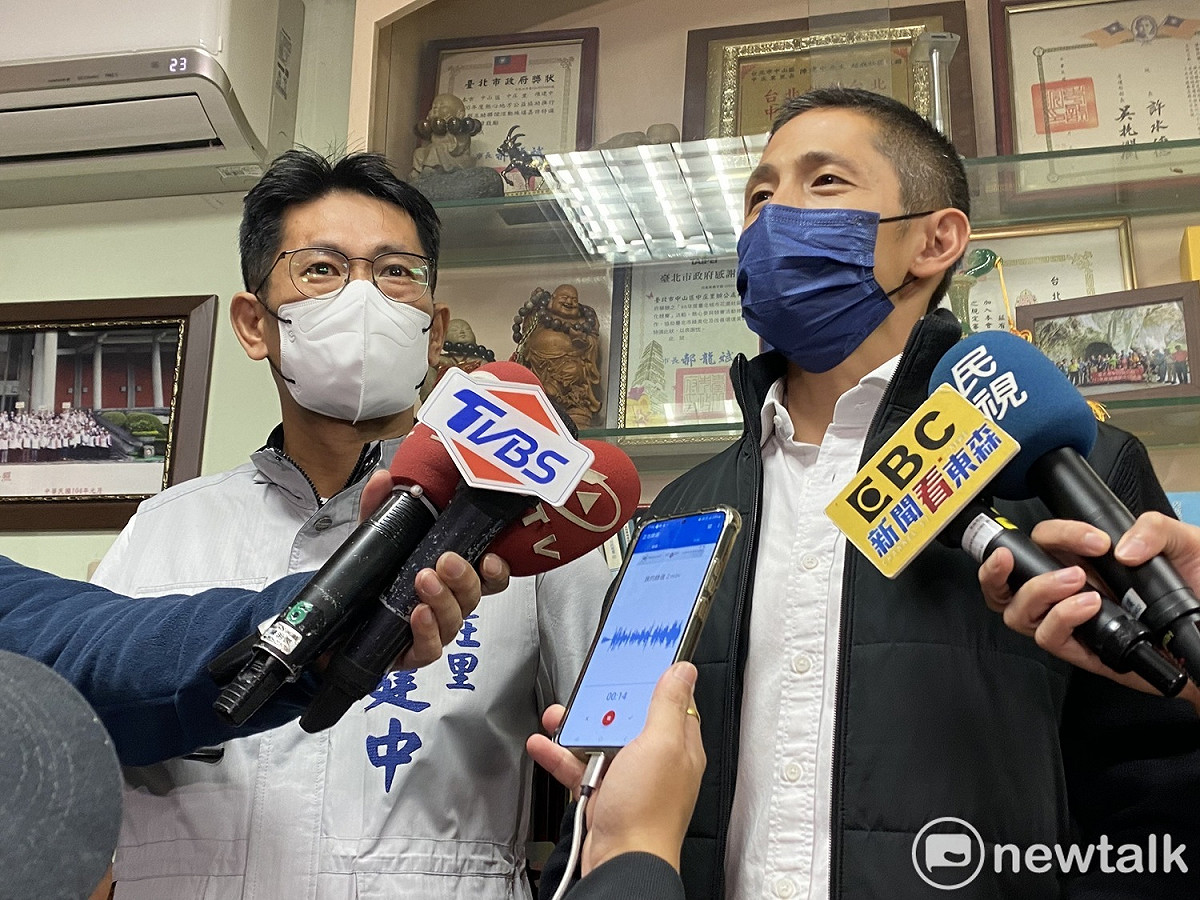 民進黨立委參選人吳怡農（右）、中庄里里長陳建中（左）。 圖：周煊惠 / 攝