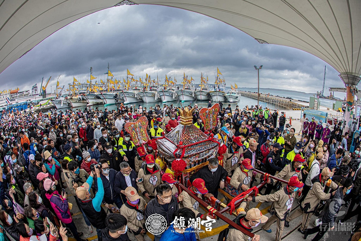 大甲鎮瀾宮媽祖首次渡海到澎湖遶境會香，信徒在馬公石滬廣場接駕，現場人潮爆滿。 圖：翻攝大甲鎮瀾宮臉書