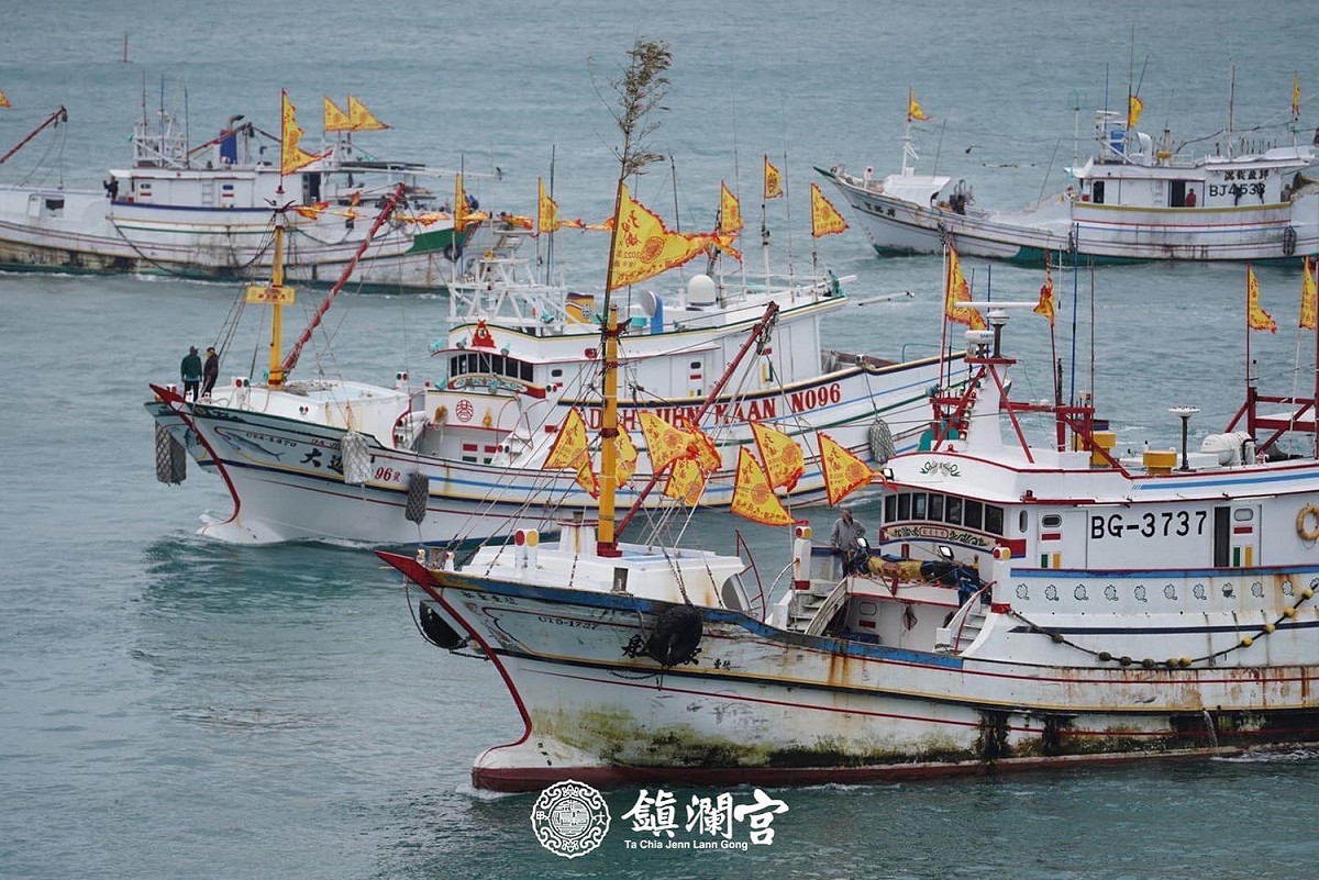 大甲鎮瀾宮媽祖首次渡海到澎湖遶境會香，據統計進港前有逾300艘漁船出港迎接。 圖：翻攝大甲鎮瀾宮臉書