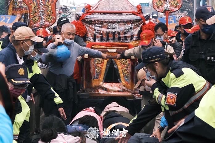 大甲鎮瀾宮媽祖首次渡海到澎湖遶境會香，市區遶境民眾爭相躦轎底祈福。 圖：翻攝大甲鎮瀾宮臉書