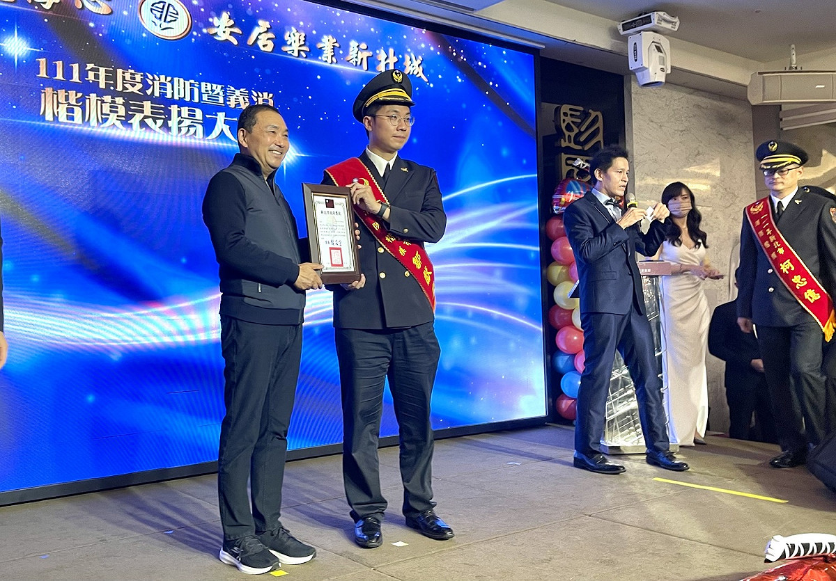 第三救災救護大隊重陽分隊隊員鄒獻慶，110年度當選內政部消防署個人績優救護人員獎及臺灣急診醫學會十大傑出救護技術員，已經成功救回10名OHCA患者。 圖：新北市消防局提供