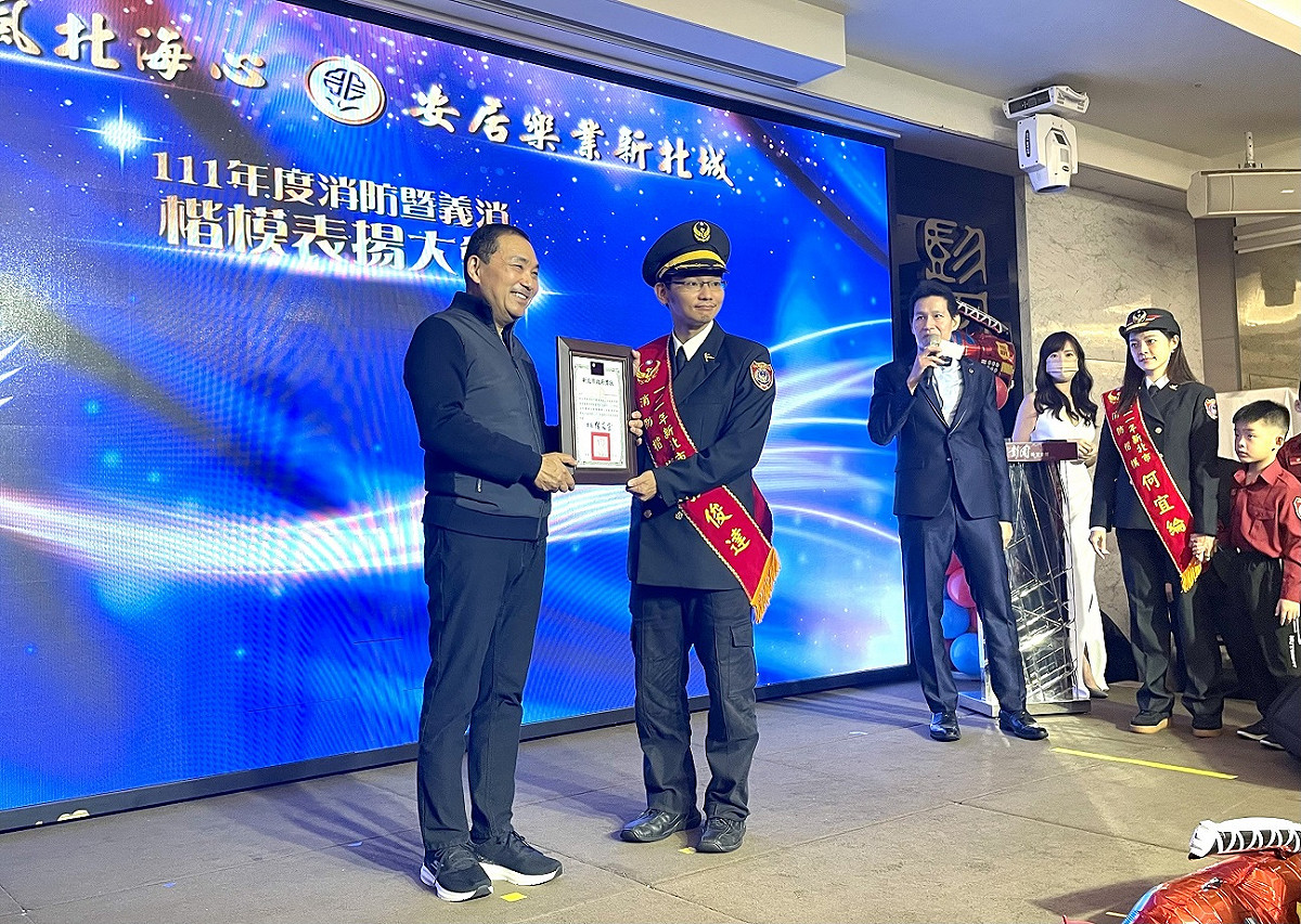 救災救護指揮中心隊員張俊達，多次於線上指導OHCA案件報案者施行CPR，成功救回23名患者。 圖：新北市消防局提供