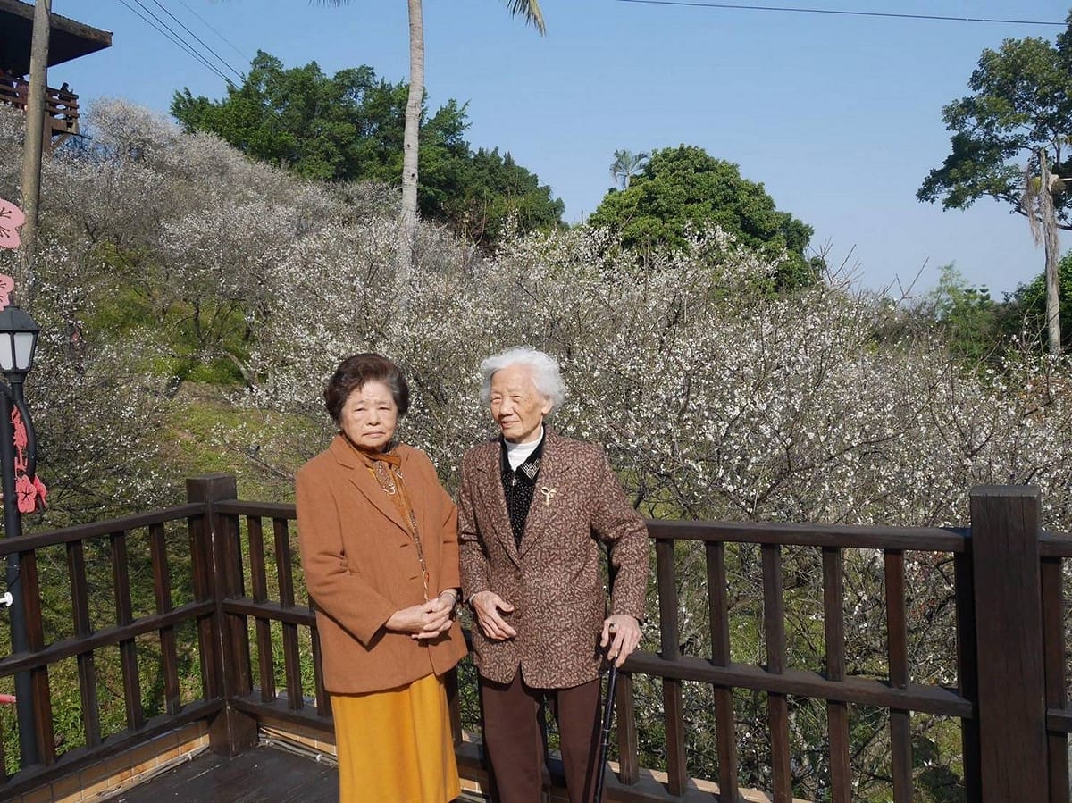 《春閨夢》中的兩位女主角一一八二三烈士遺孀：曾張秀麗(右)呂陳氣(左)。 圖：王瓊玲提供