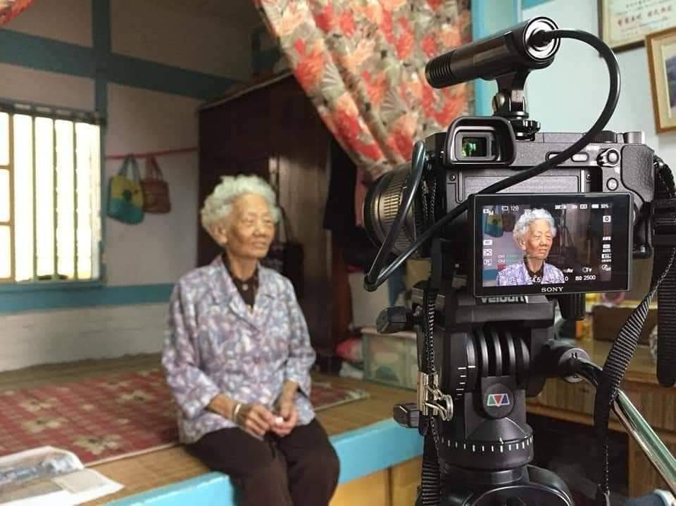 823烈士遺孀：92歲的曾張秀麗，接受《春閨夢》作者王瓊玲錄影訪問。 圖：王瓊玲提供