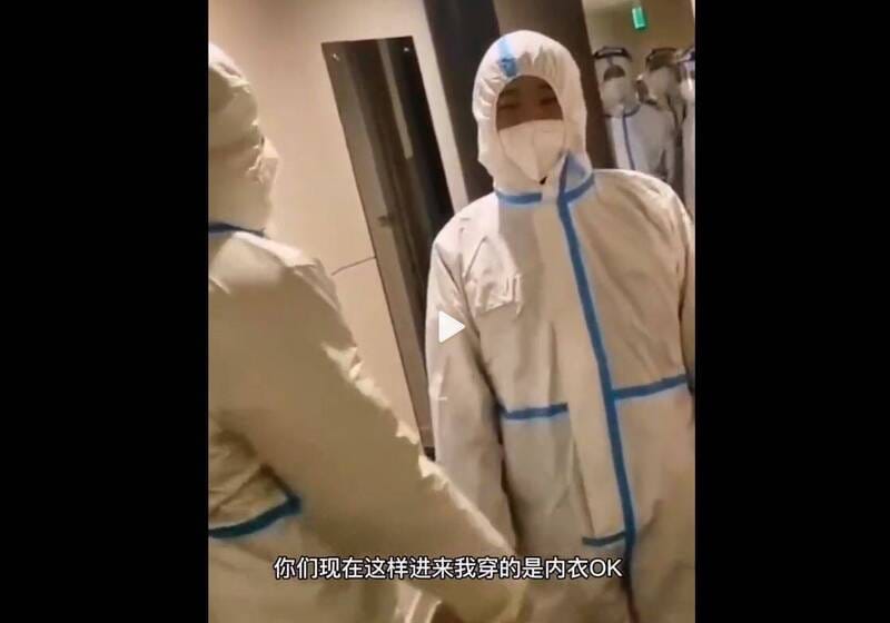 俗稱「大白」的中國防疫工作人員疑似闖入只穿內衣的女性民眾家中動粗擄人。 圖：翻攝自微博