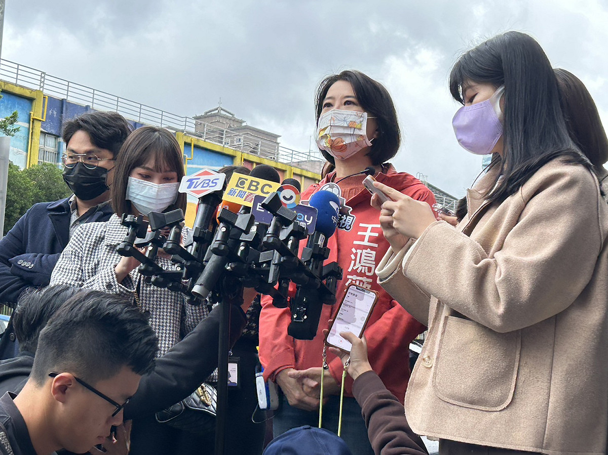 王鴻薇稱將葉林傳與黃承國相提並論一事，相當荒謬，更強調「黃承國不但有前科，還被關過」，更指出，排黑標準應清楚明示。 圖：王鴻薇競辦／提供