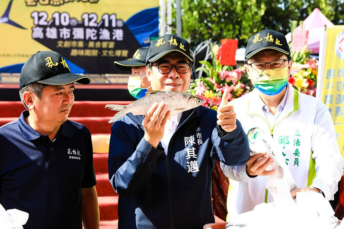 高雄市長陳其邁(中)表示，將協助輔導業者儘速補件。 圖：高雄市政府/提供（資料照片）