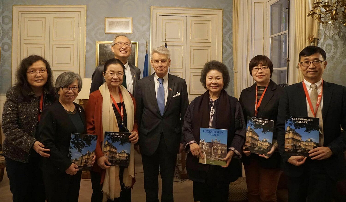 國家人權委員會主委陳菊日前率團出訪法國，拜會參議院副議長李察（左四）等官員及人權機。 圖：擷自陳菊臉書