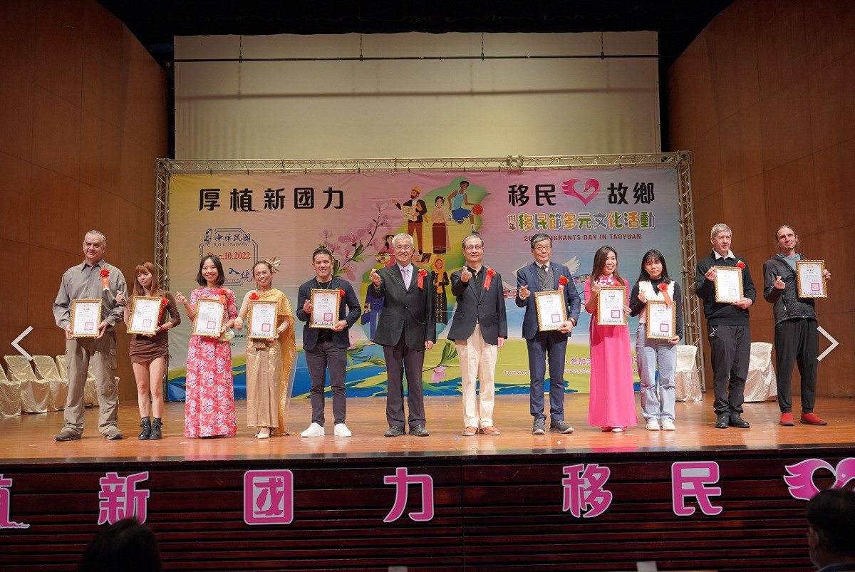 移民署10日舉辦「厚植新國力‧移民『心』故鄉」多元文化活動，獲表揚的十大優秀新住民、外籍人士及移工與移民署署長鐘景琨、桃園市副市長李憲明(右七)合照。