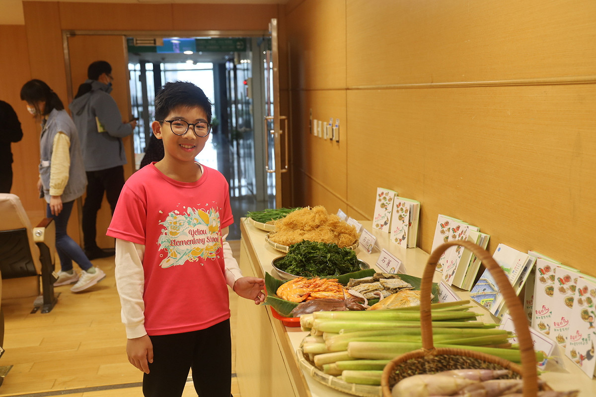 野柳國小學學生闕子鈞現場介紹吉食曆及新北春夏秋冬在地特產。 圖：新北市教育局提供