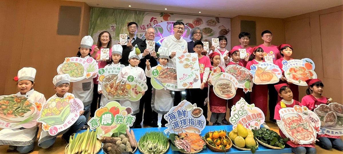 「幸福好食 新北當令低碳吉食曆」發表會大合照，左4為教育局長張明文、左3為中研院生。 圖：新北市教育局提供