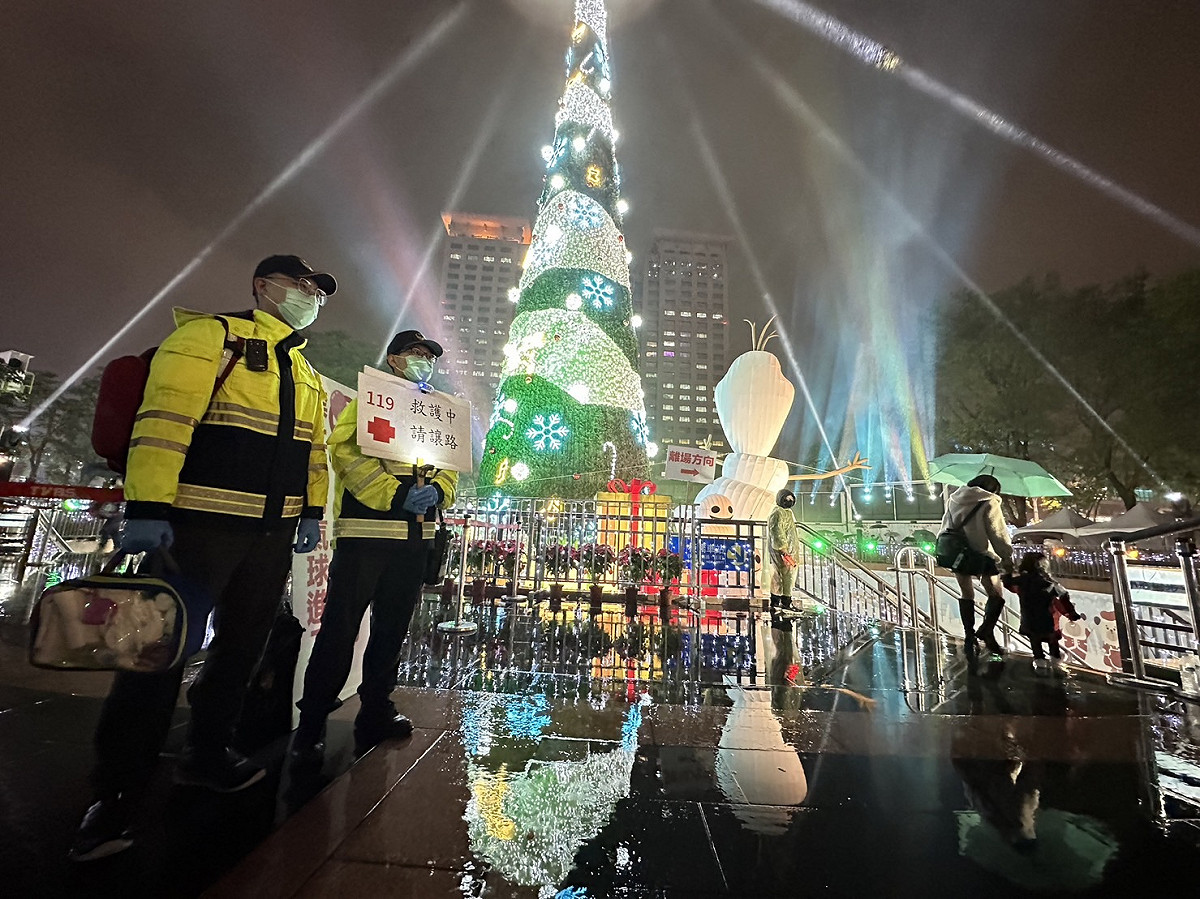 有鑑於日前韓國梨泰院發生了造成大量傷患的踩踏事件，新北市消防局已提升現場緊急救護能量，擴大人力支援加強緊急救護整備工作，以降低演唱會傷害事故及提升救護效率。 圖：新北市消防局提供